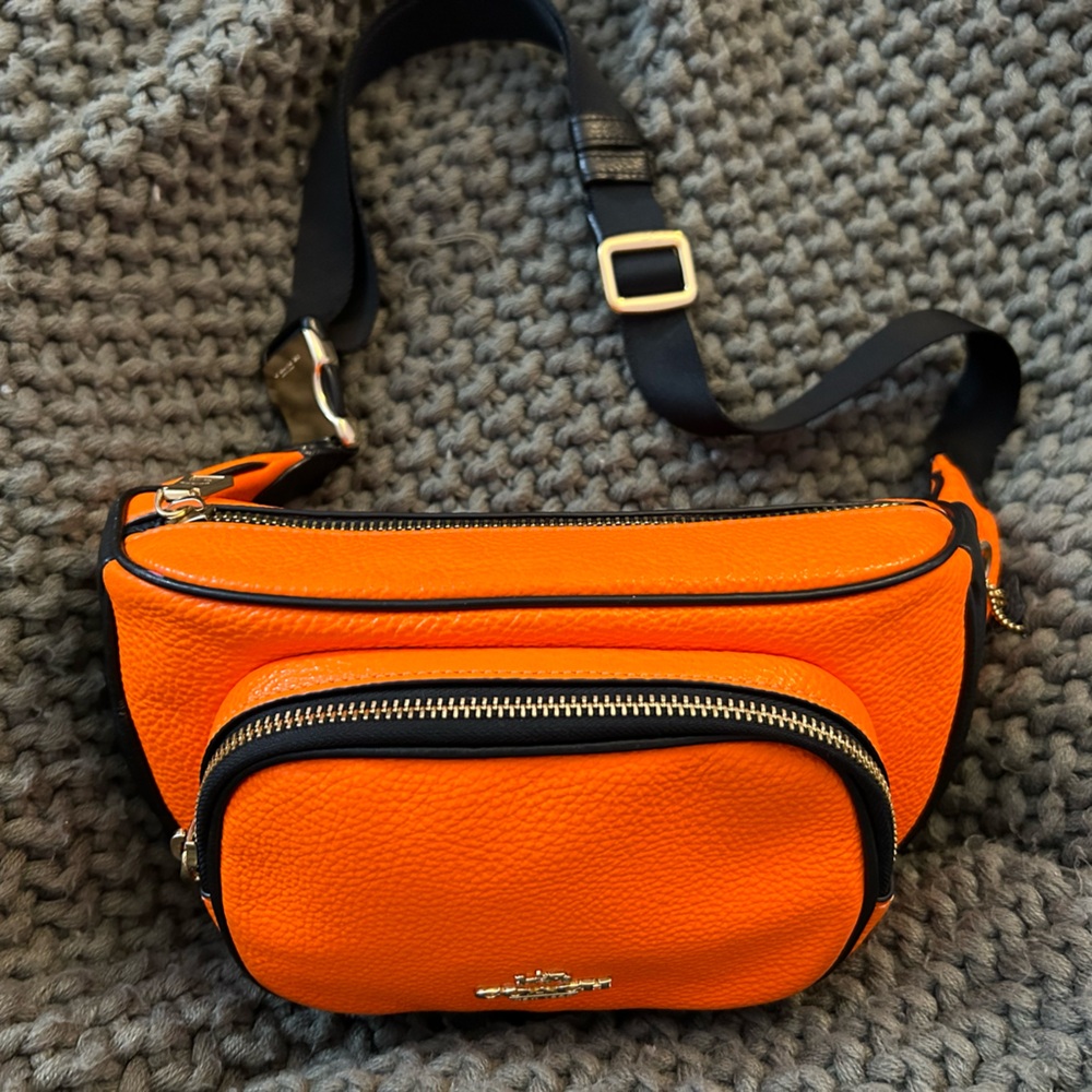 Authentic Coach Fanny pack. Great for the Fall, lightly worn no callouts.
